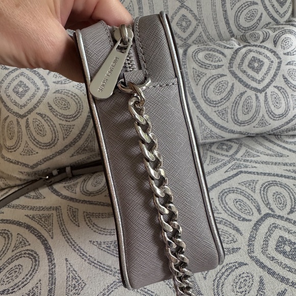 Michael Kors Crossbody Bag in Light Grey Saffiano Leather – Good Condition - Picture 9 of 11